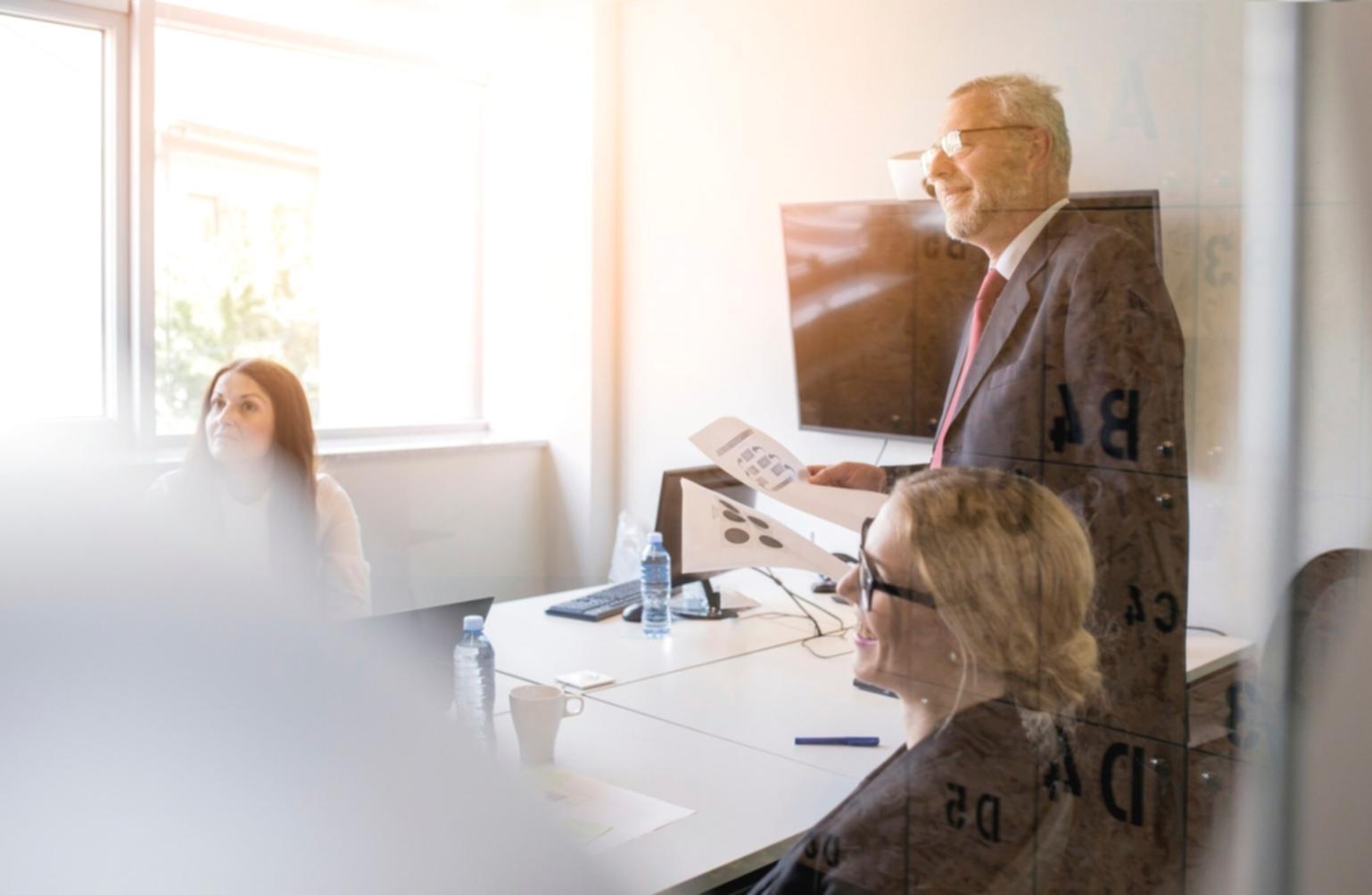 Sessione pratica di formazione per team professionali nel settore manicure