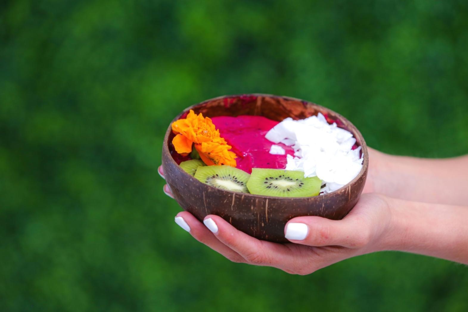 Studente durante sessione pratica di manicure professionale con strumenti specializzati